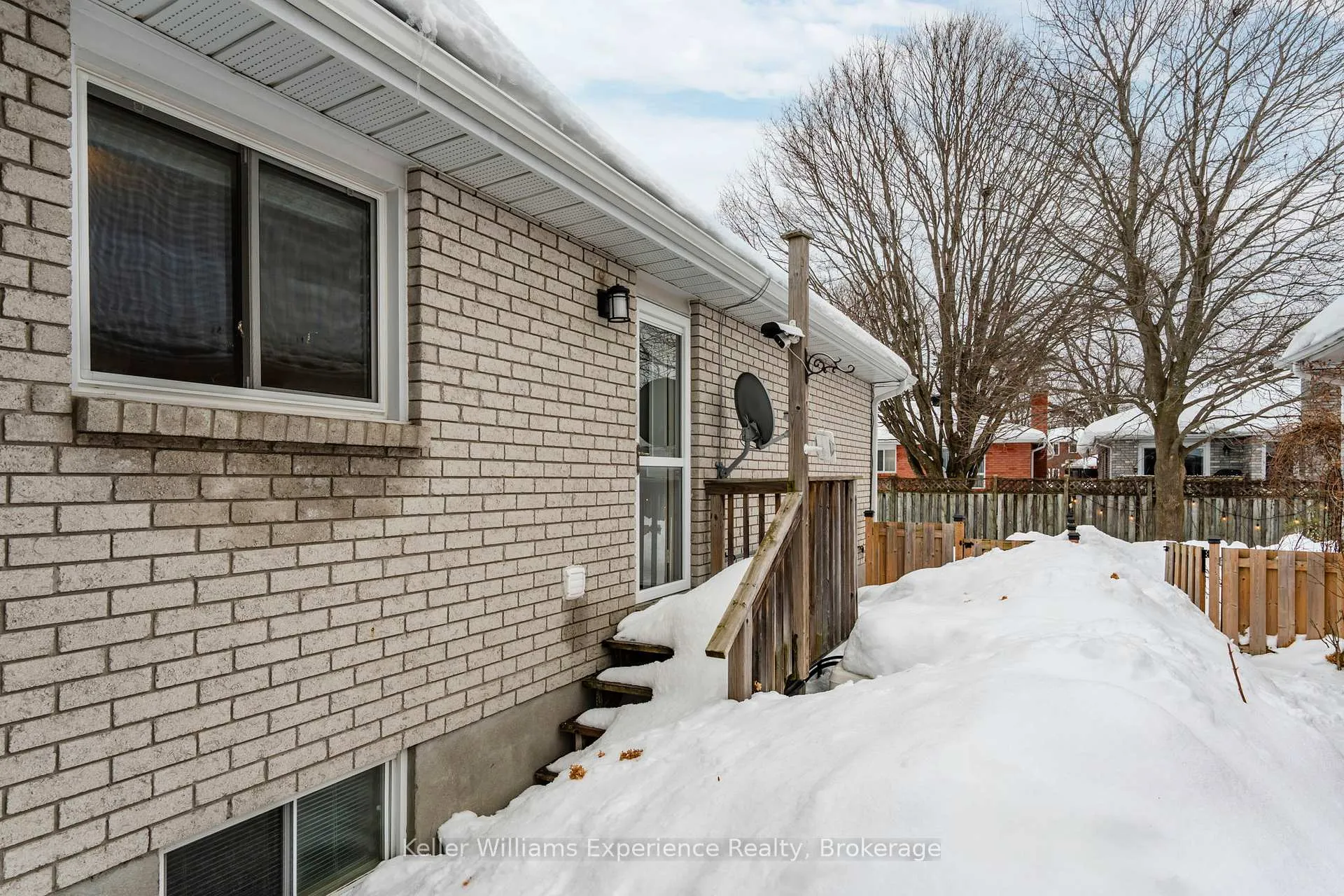 Photo 42 of 943 Playfair Road, Midland — HOMEH