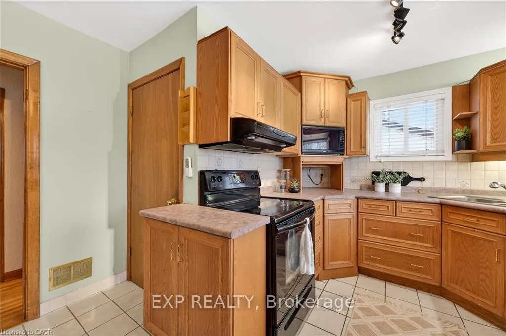Photo 8 of 126 West 4th Street, Hamilton, Bonnington — HOMEH