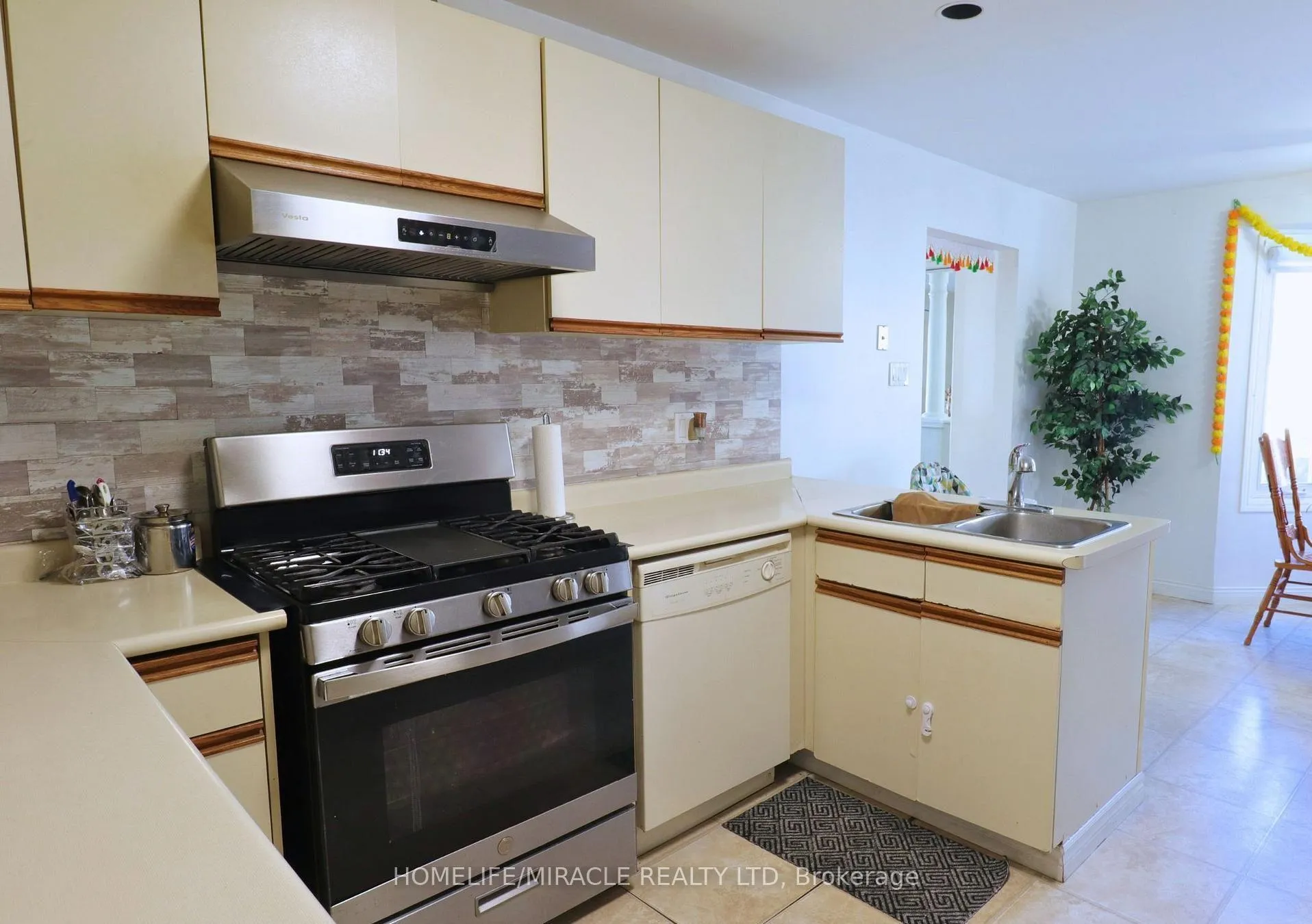 Photo 5 of 3 Caprice Court, Kitchener, Victoria Hills — HOMEH