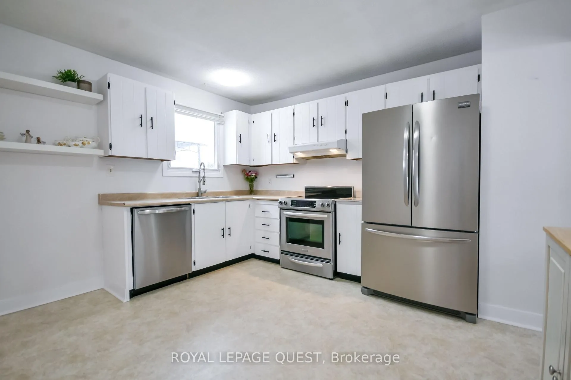 Photo 10 of 4 Andrea Crescent, Orillia — HOMEH