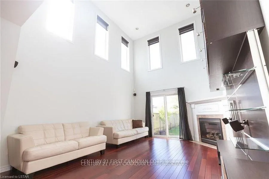 Photo 10 of 2016 Beaverbrook Avenue, London, North M — HOMEH