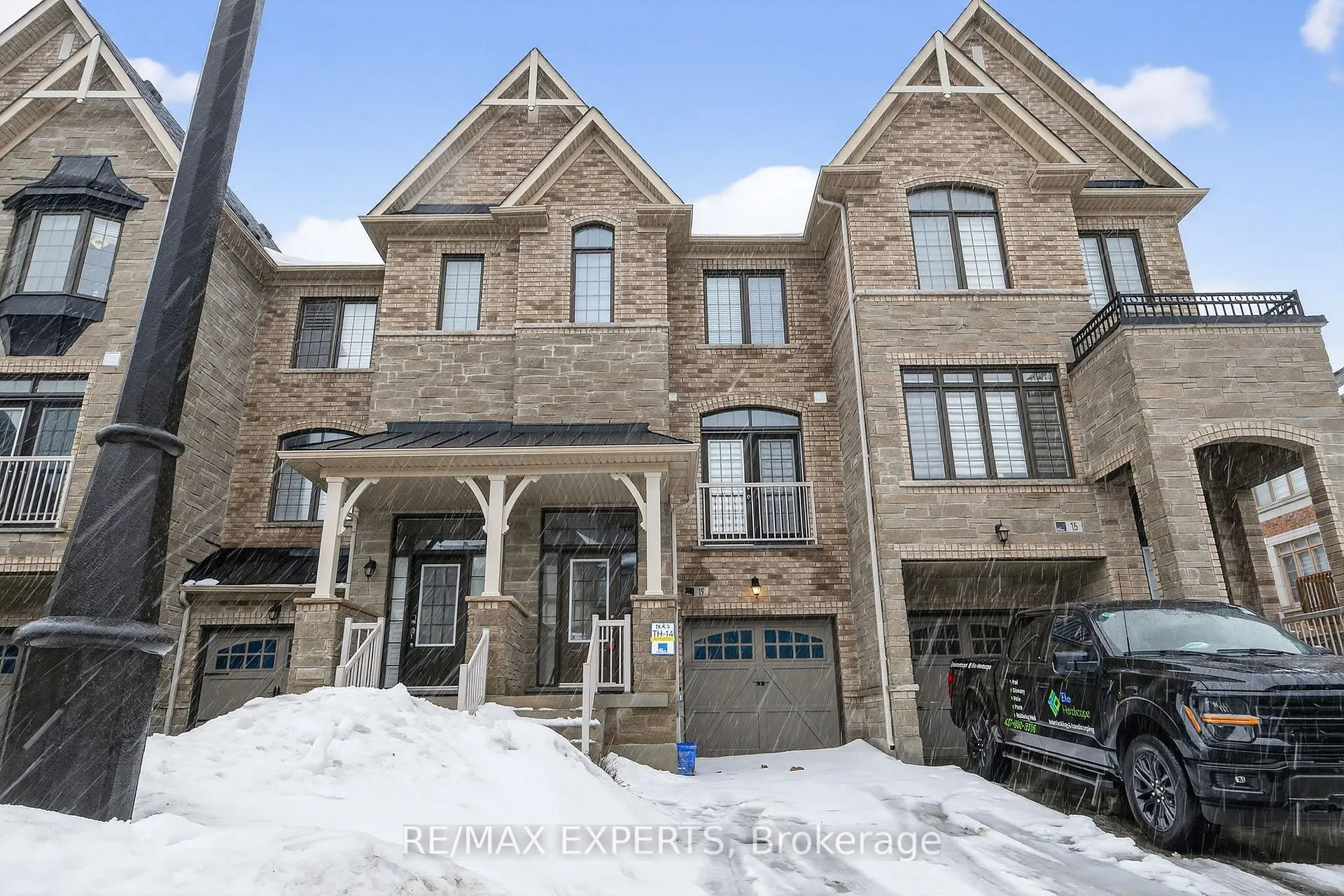 Photo 1 of 19 Sunset Terrace, Vaughan, Vellore Village — HOMEH