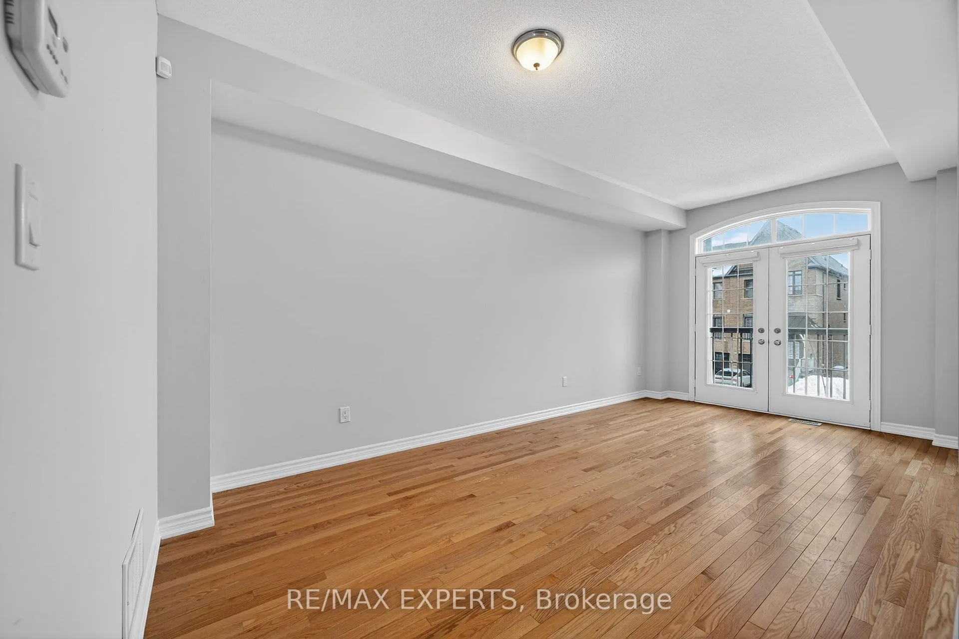 Photo 6 of 19 Sunset Terrace, Vaughan, Vellore Village — HOMEH