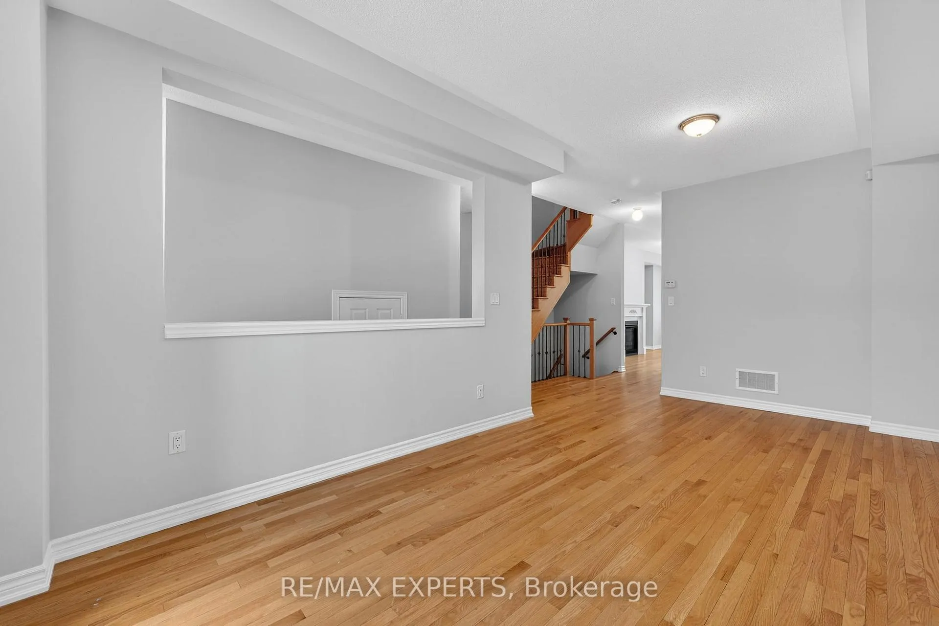 Photo 7 of 19 Sunset Terrace, Vaughan, Vellore Village — HOMEH