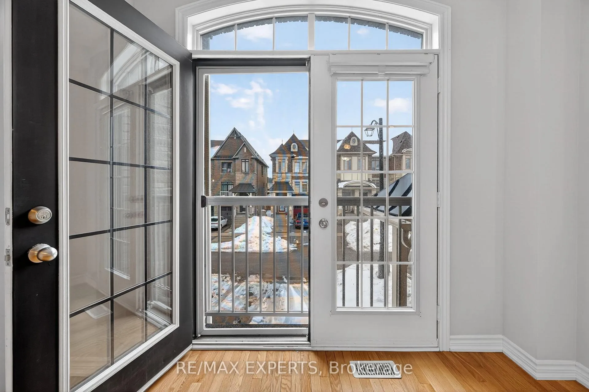 Photo 8 of 19 Sunset Terrace, Vaughan, Vellore Village — HOMEH