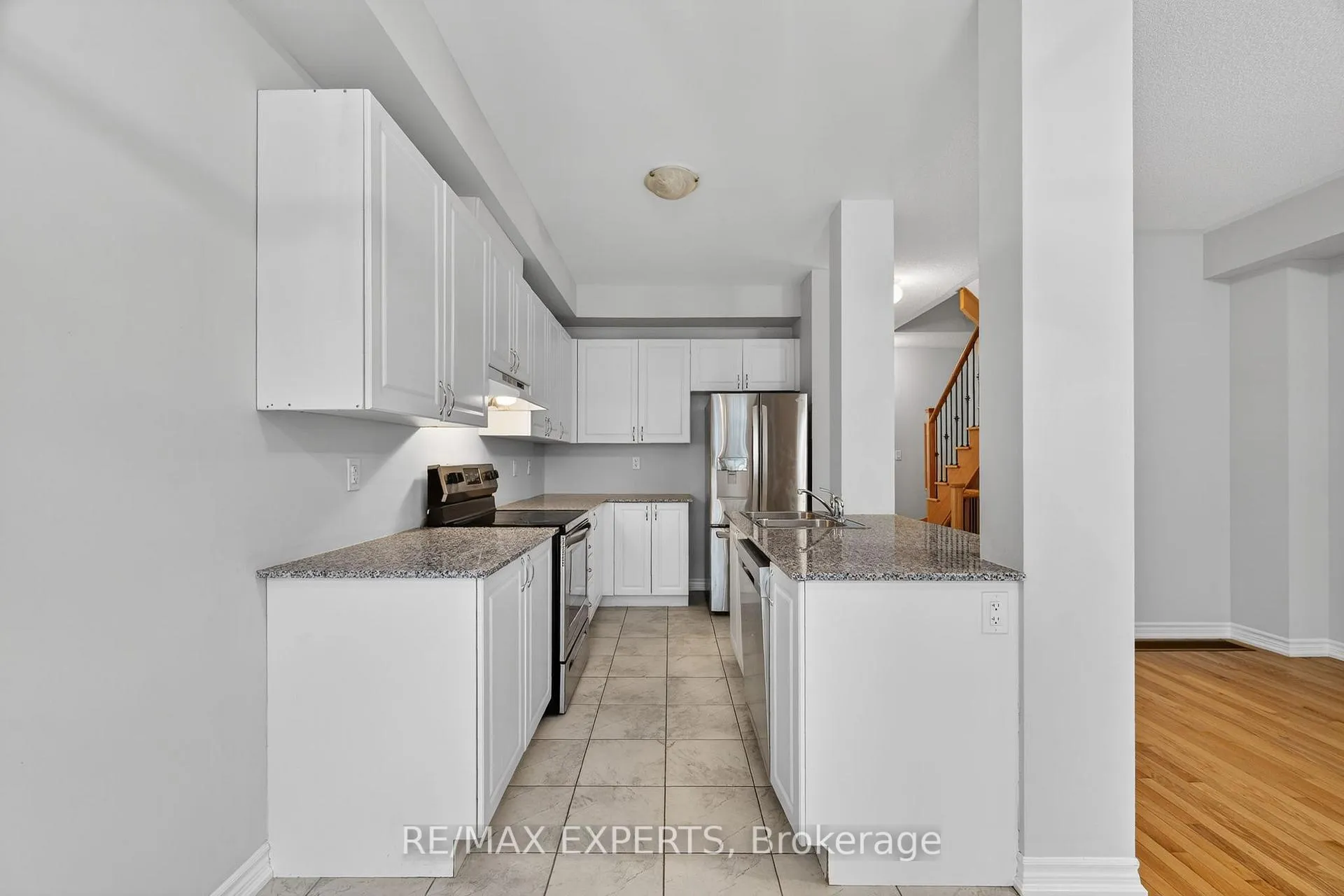 Photo 10 of 19 Sunset Terrace, Vaughan, Vellore Village — HOMEH