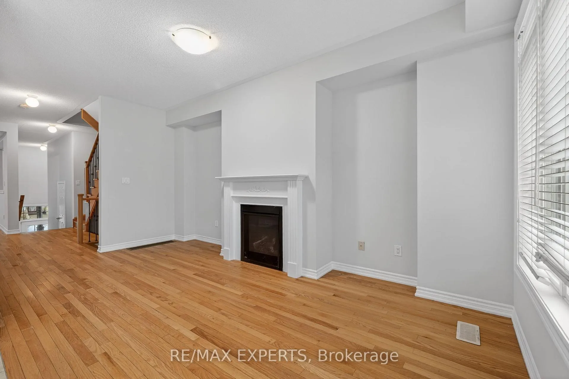 Photo 15 of 19 Sunset Terrace, Vaughan, Vellore Village — HOMEH