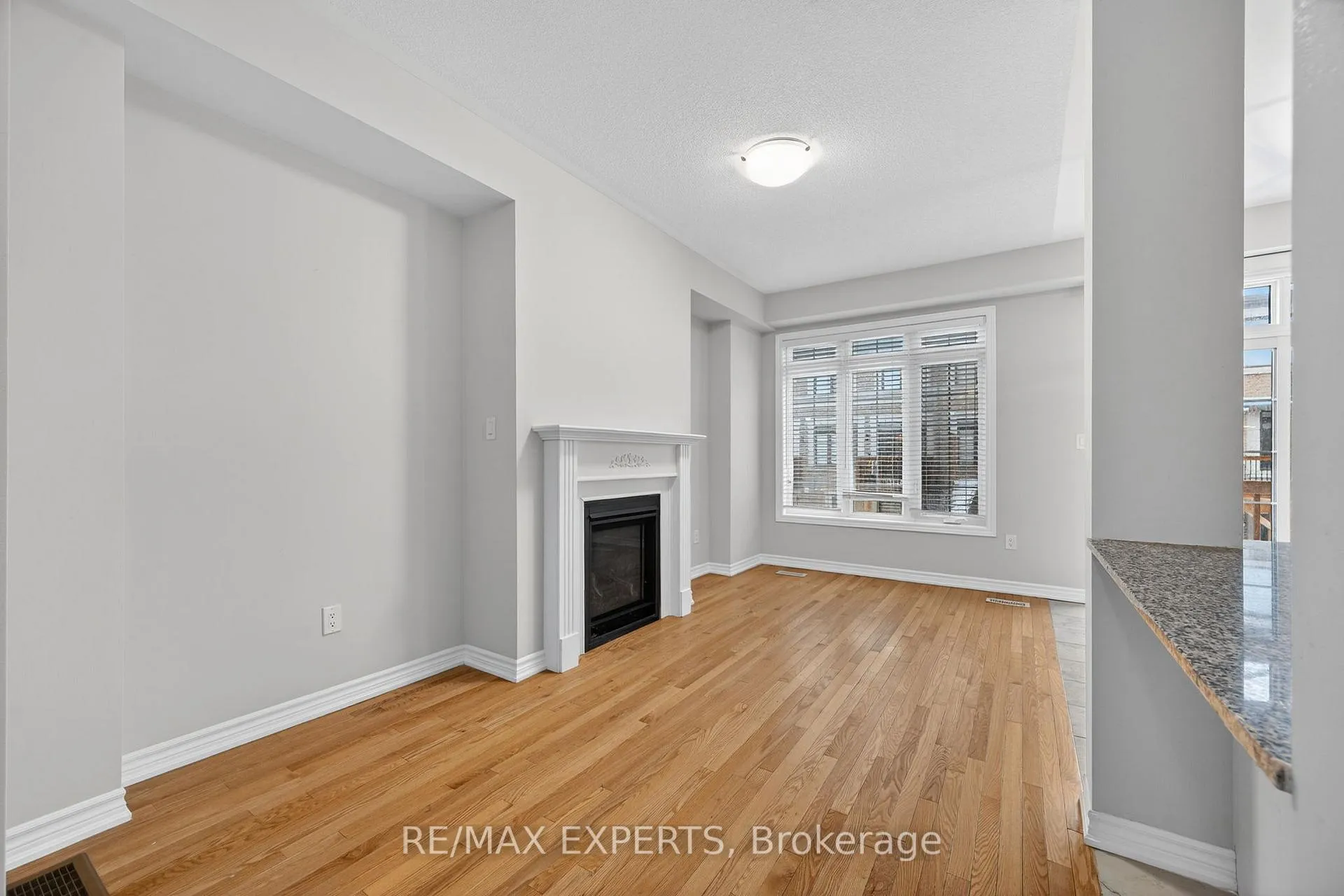 Photo 18 of 19 Sunset Terrace, Vaughan, Vellore Village — HOMEH