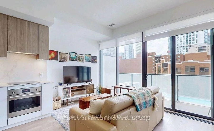 Photo 4 of Unit 901, 161 Roehampton Avenue, Toronto, Mount Pleasant West — HOMEH