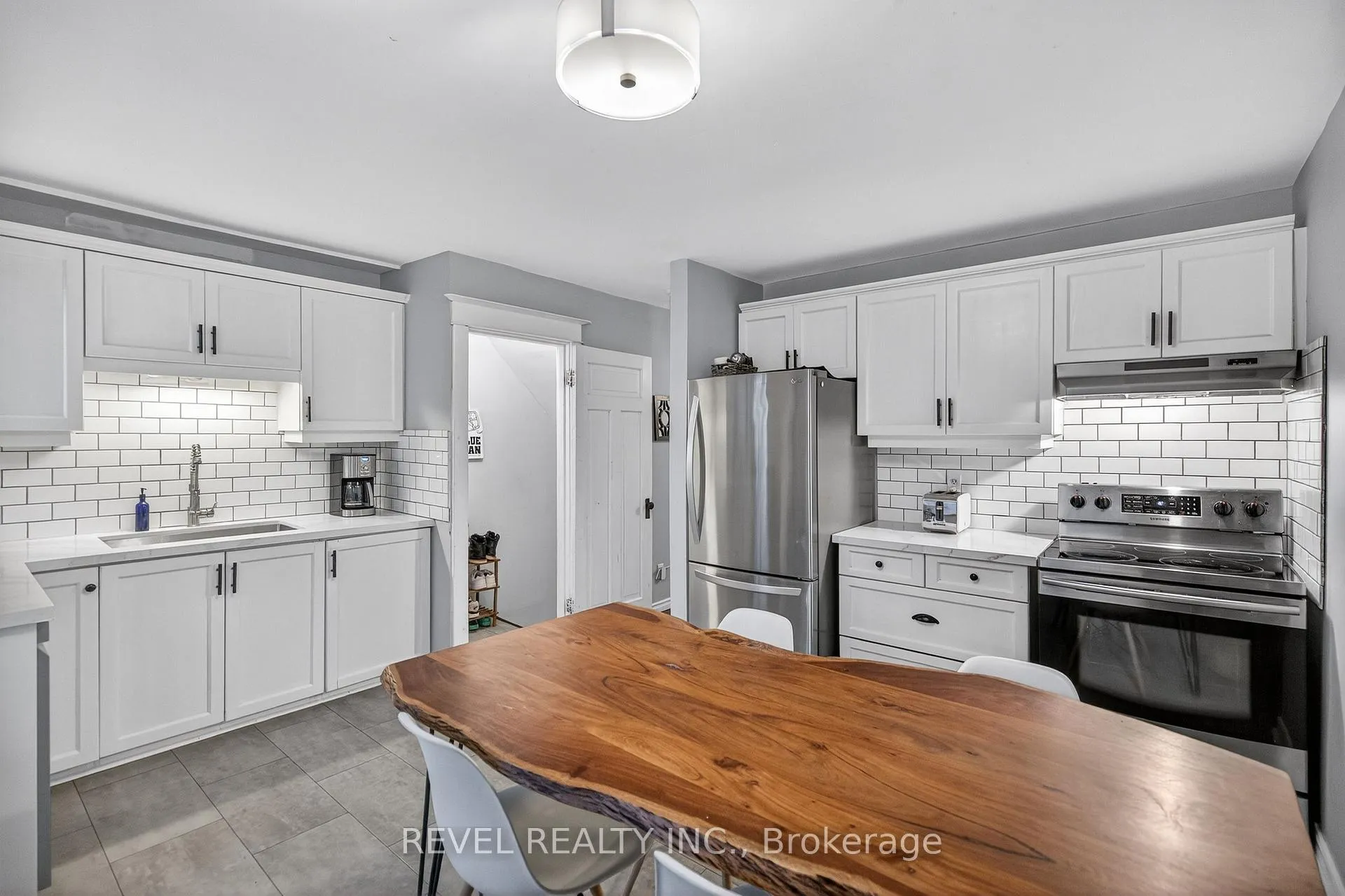 Photo 11 of 27 Mayflower Avenue, Hamilton, Crown Point — HOMEH