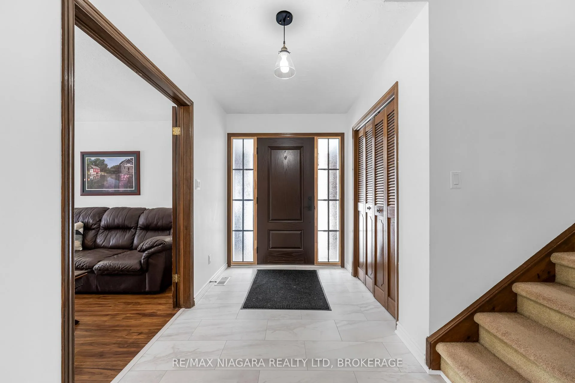 Photo 3 of 25 Vinemount Drive, Pelham, Fonthill — HOMEH