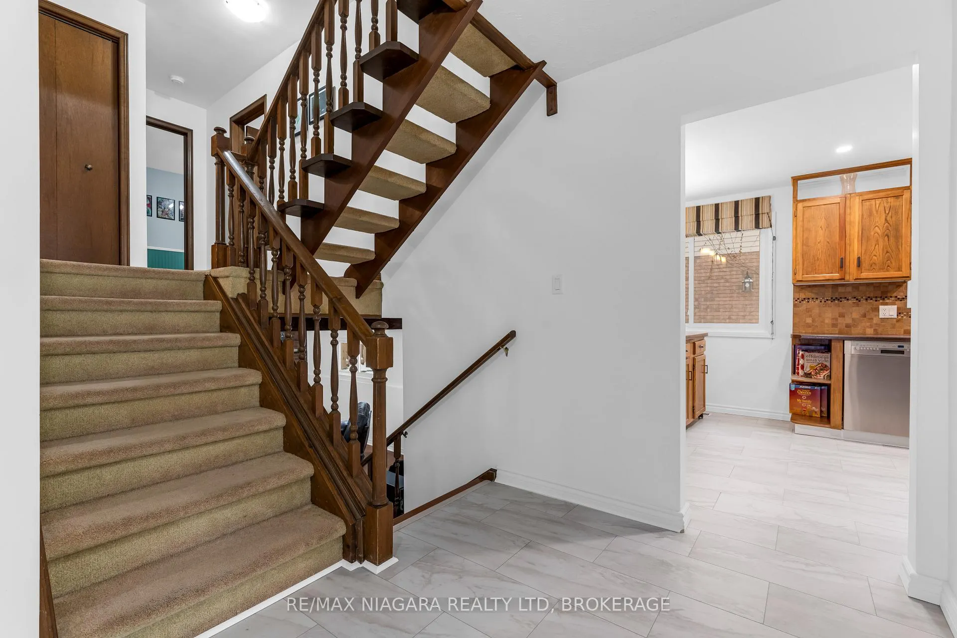 Photo 4 of 25 Vinemount Drive, Pelham, Fonthill — HOMEH