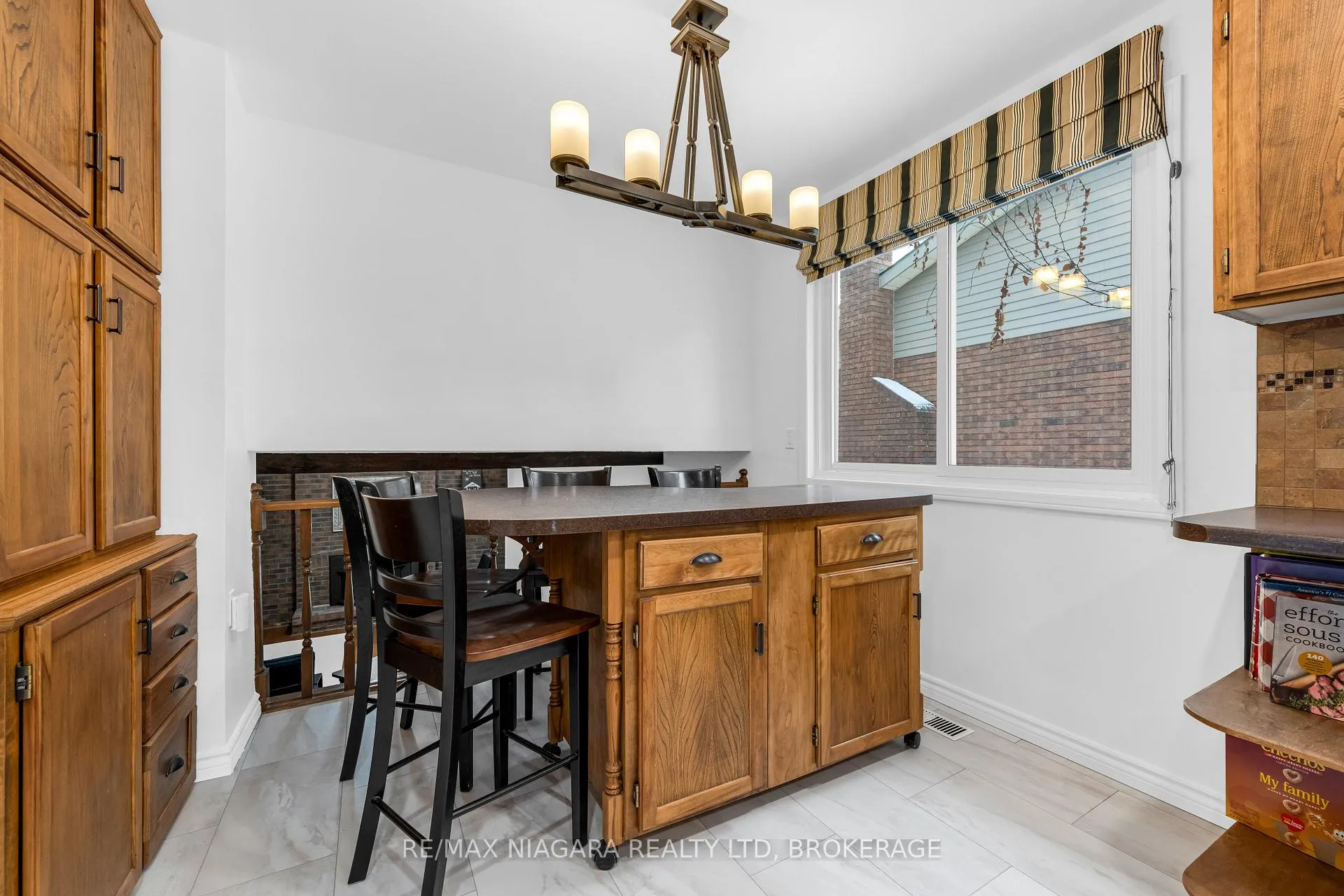 Photo 10 of 25 Vinemount Drive, Pelham, Fonthill — HOMEH