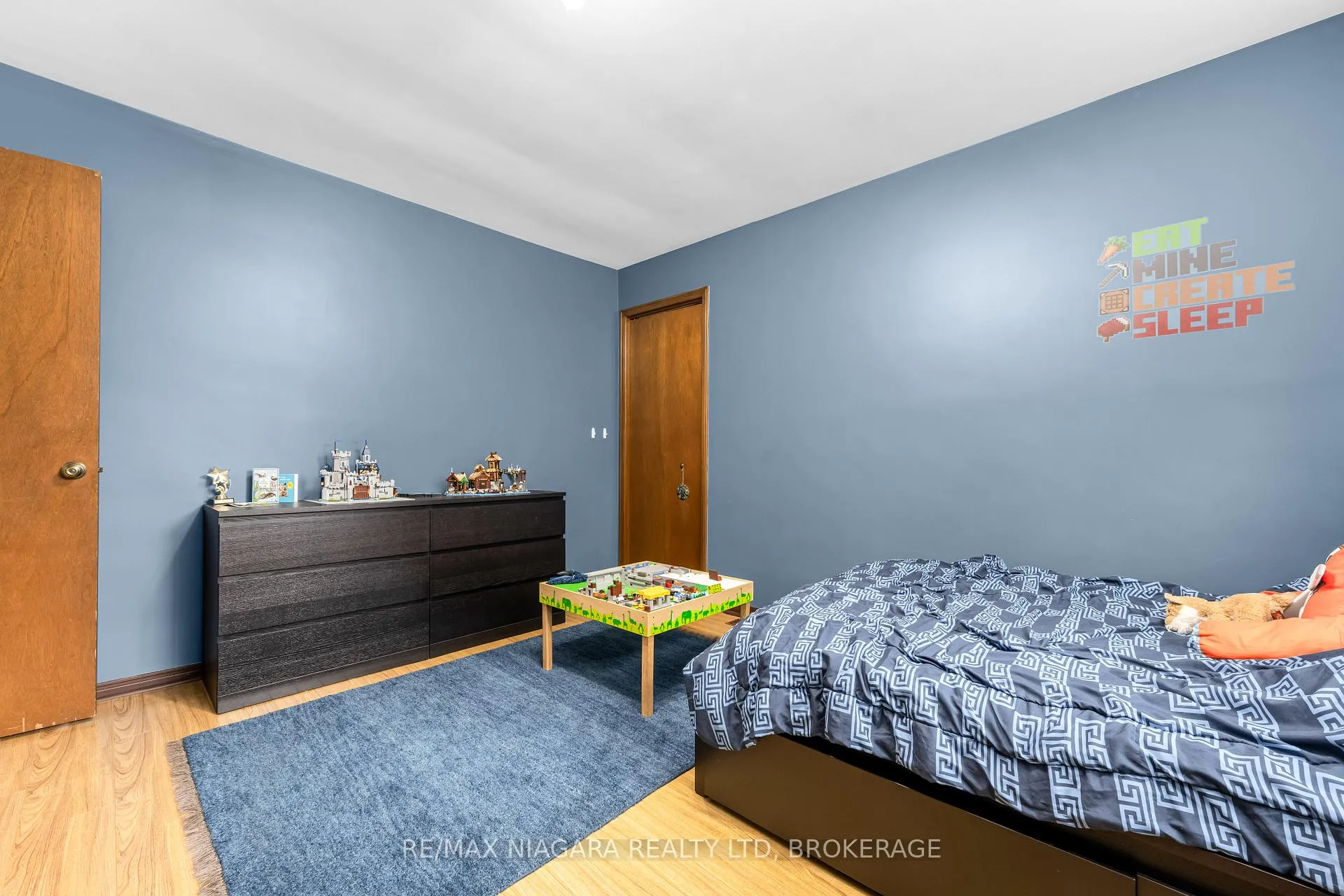 Photo 23 of 25 Vinemount Drive, Pelham, Fonthill — HOMEH
