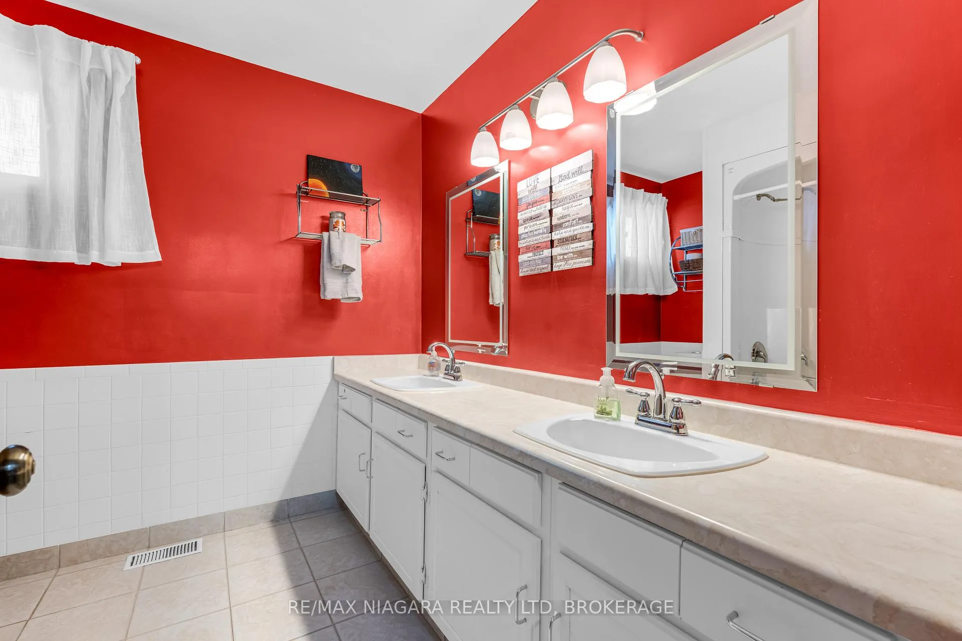 Photo 24 of 25 Vinemount Drive, Pelham, Fonthill — HOMEH