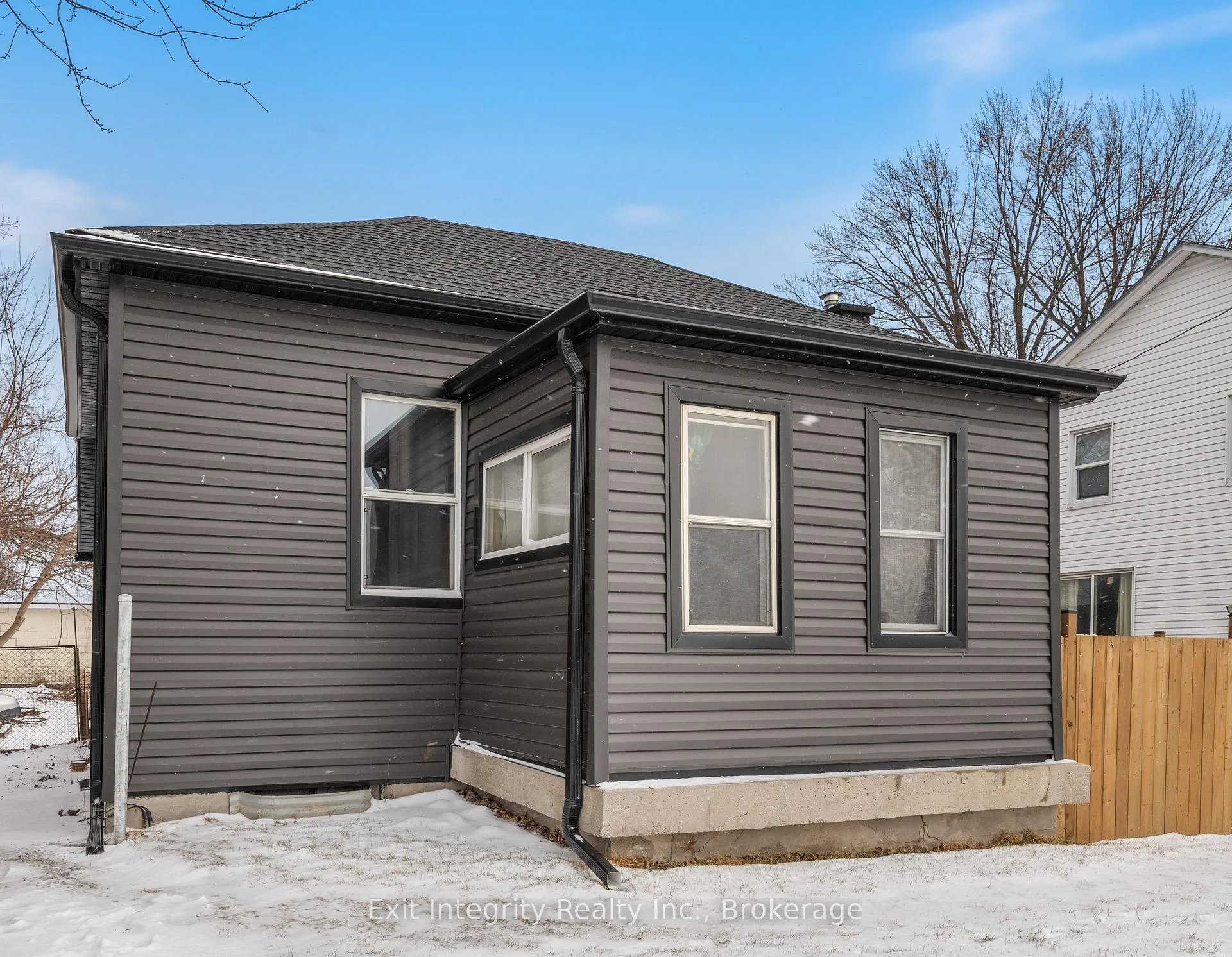 Photo 1 of 162 Brock Street N, Sarnia — HOMEH