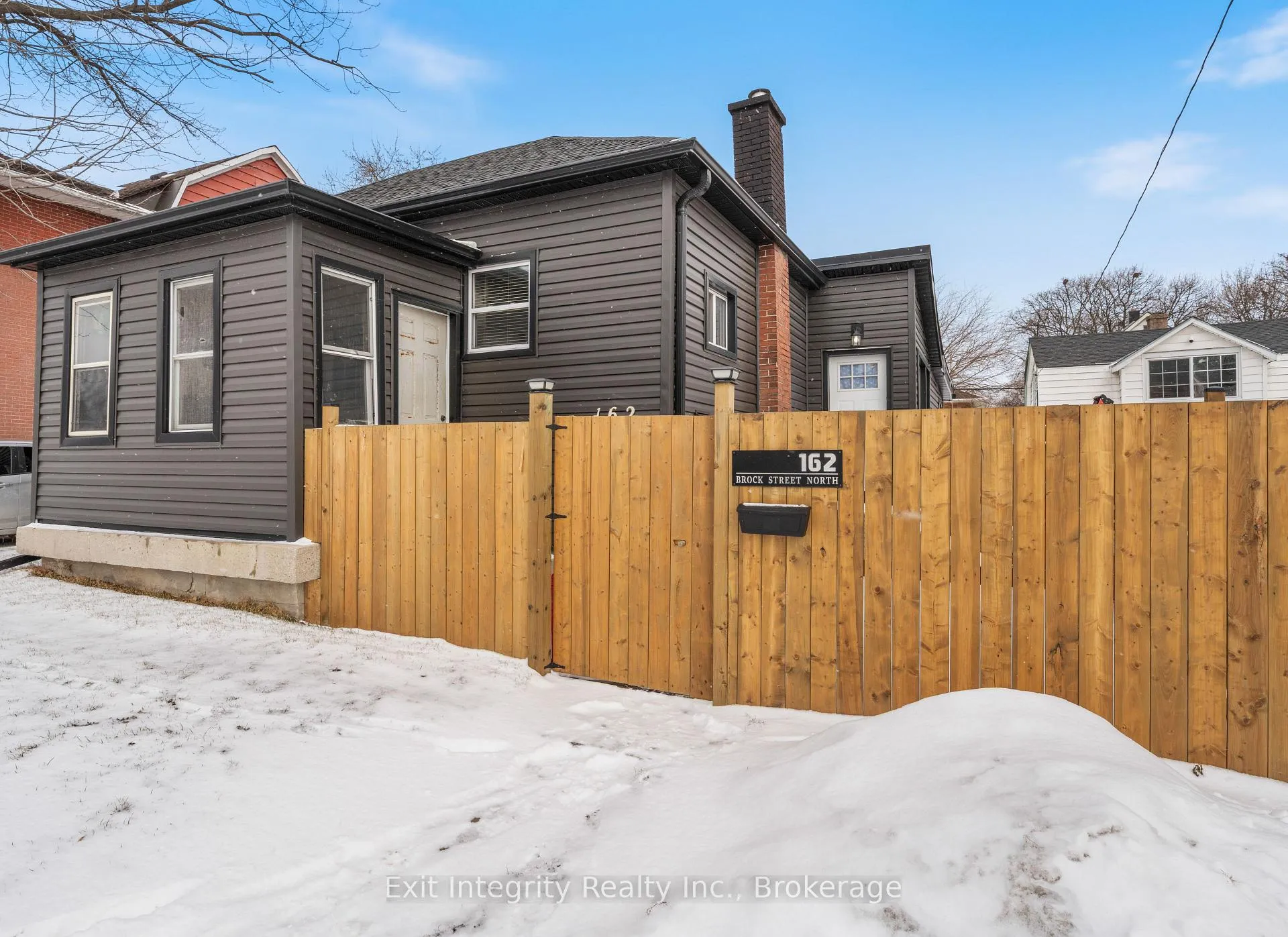 Photo 2 of 162 Brock Street N, Sarnia — HOMEH