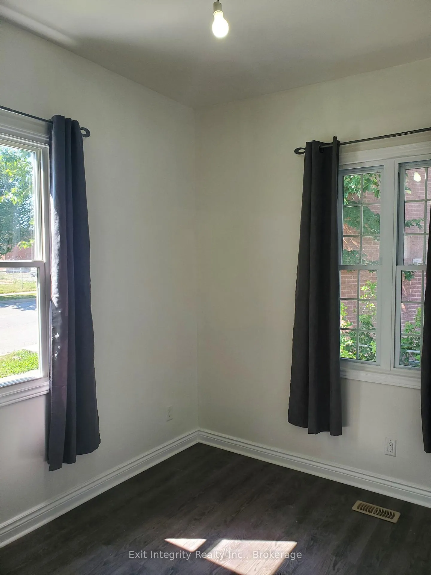Photo 4 of 162 Brock Street N, Sarnia — HOMEH