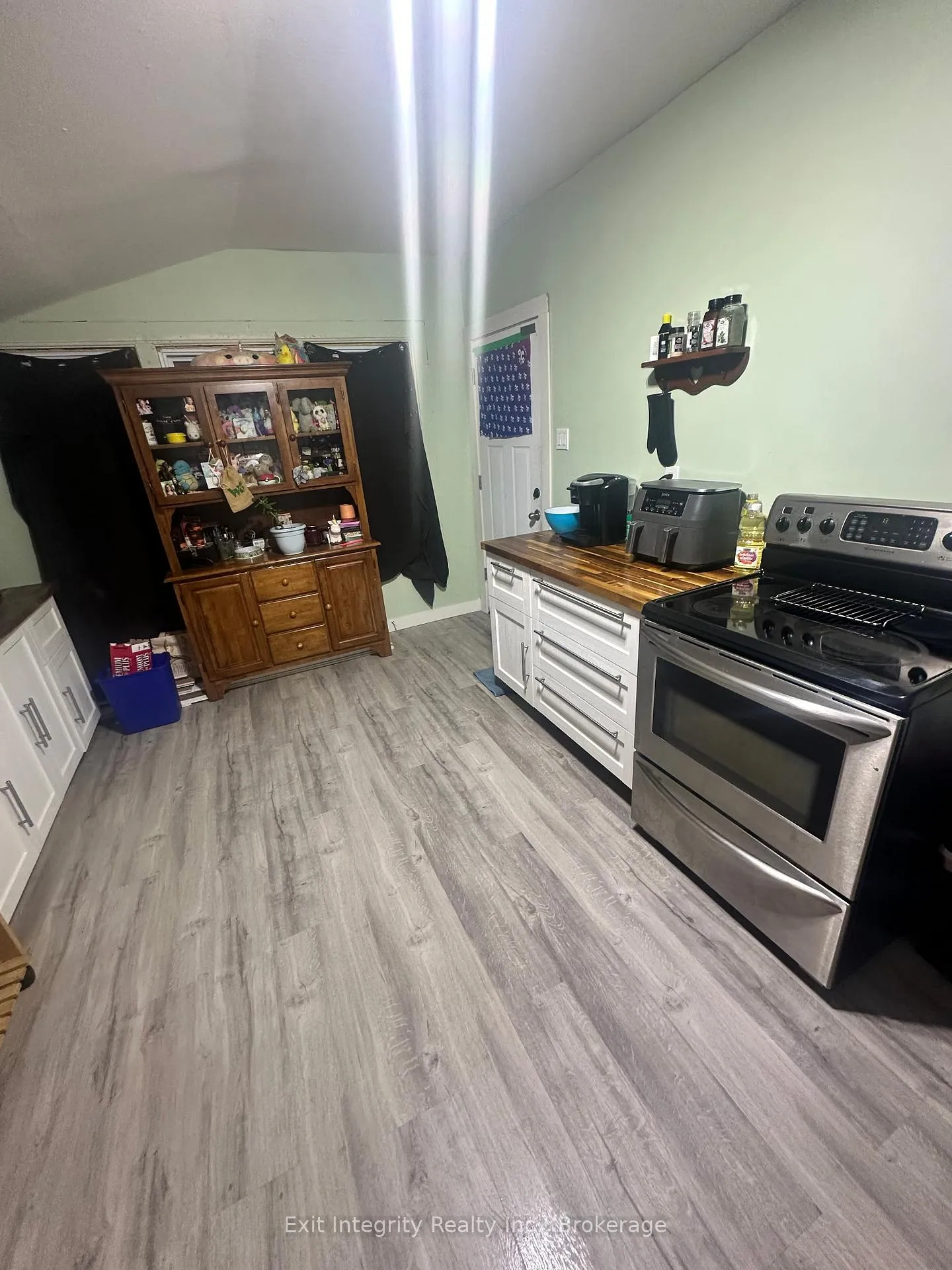 Photo 9 of 162 Brock Street N, Sarnia — HOMEH