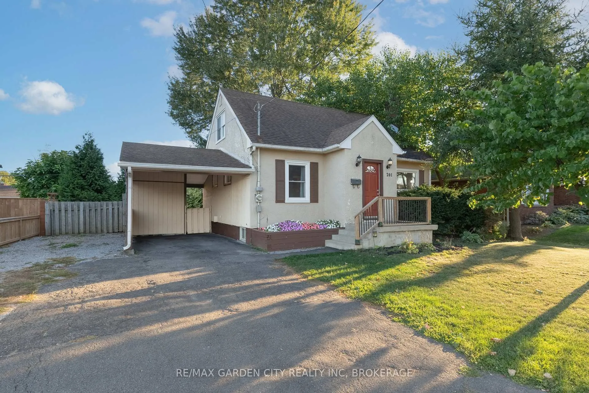 Front of 201 Thorold Road