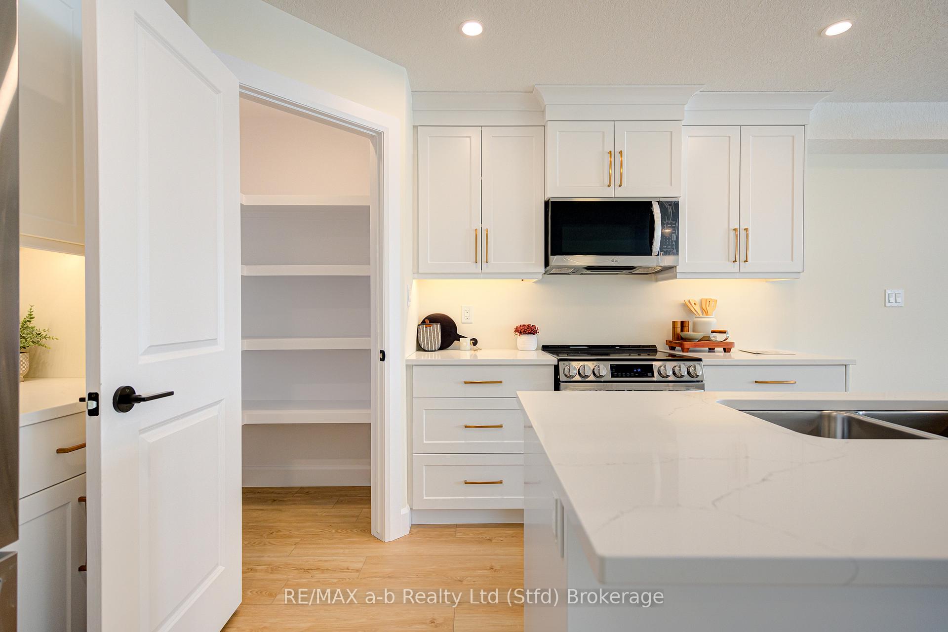 Photo 12 of 16 Linda Drive, Huron East, Seaforth — HOMEH