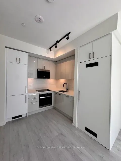 Front of Unit 904, 280 Dundas Street W