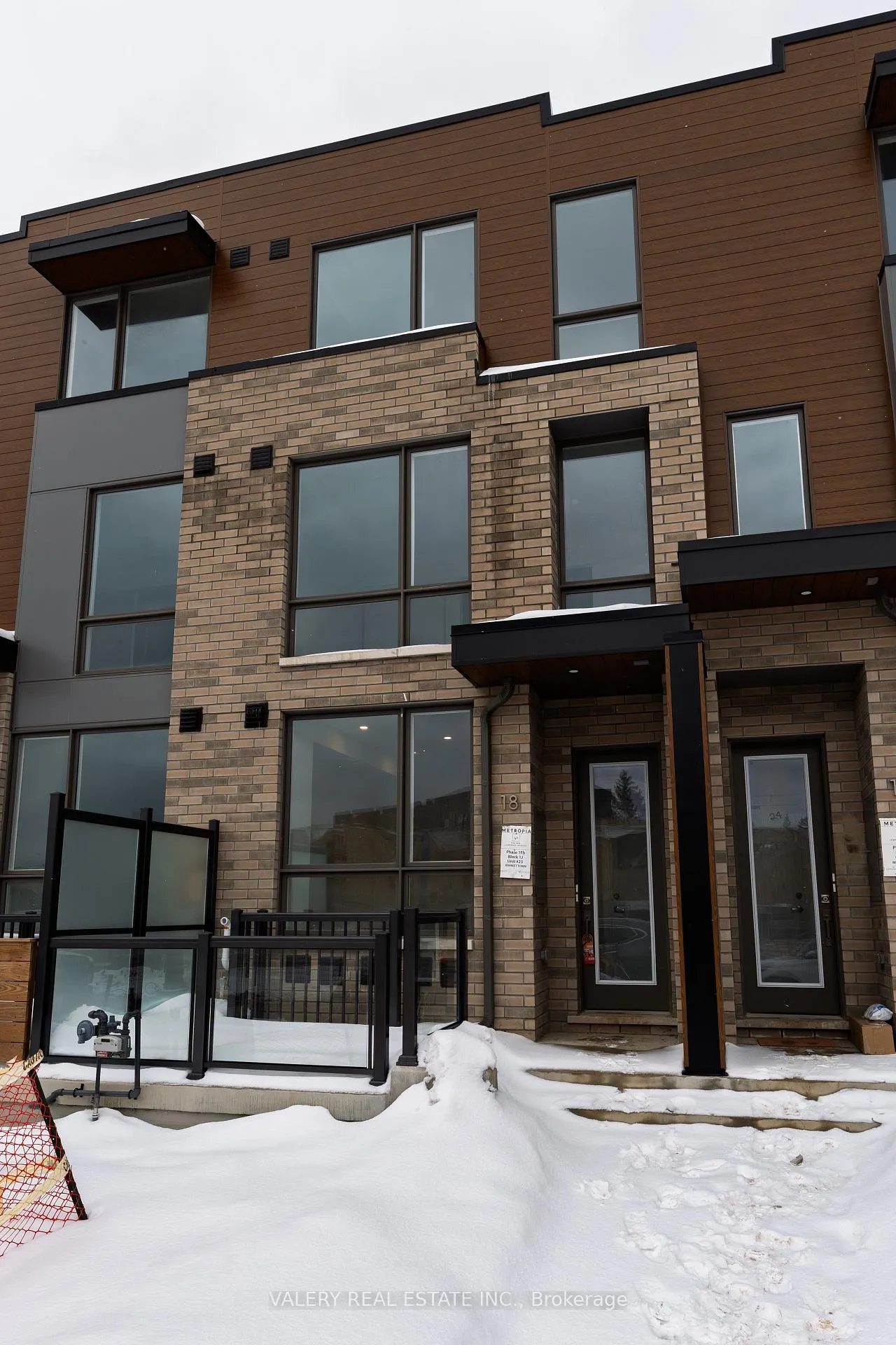 Photo 1 of 18 Grn Grdns Boulevard, Toronto, Englemount-Lawrence — HOMEH