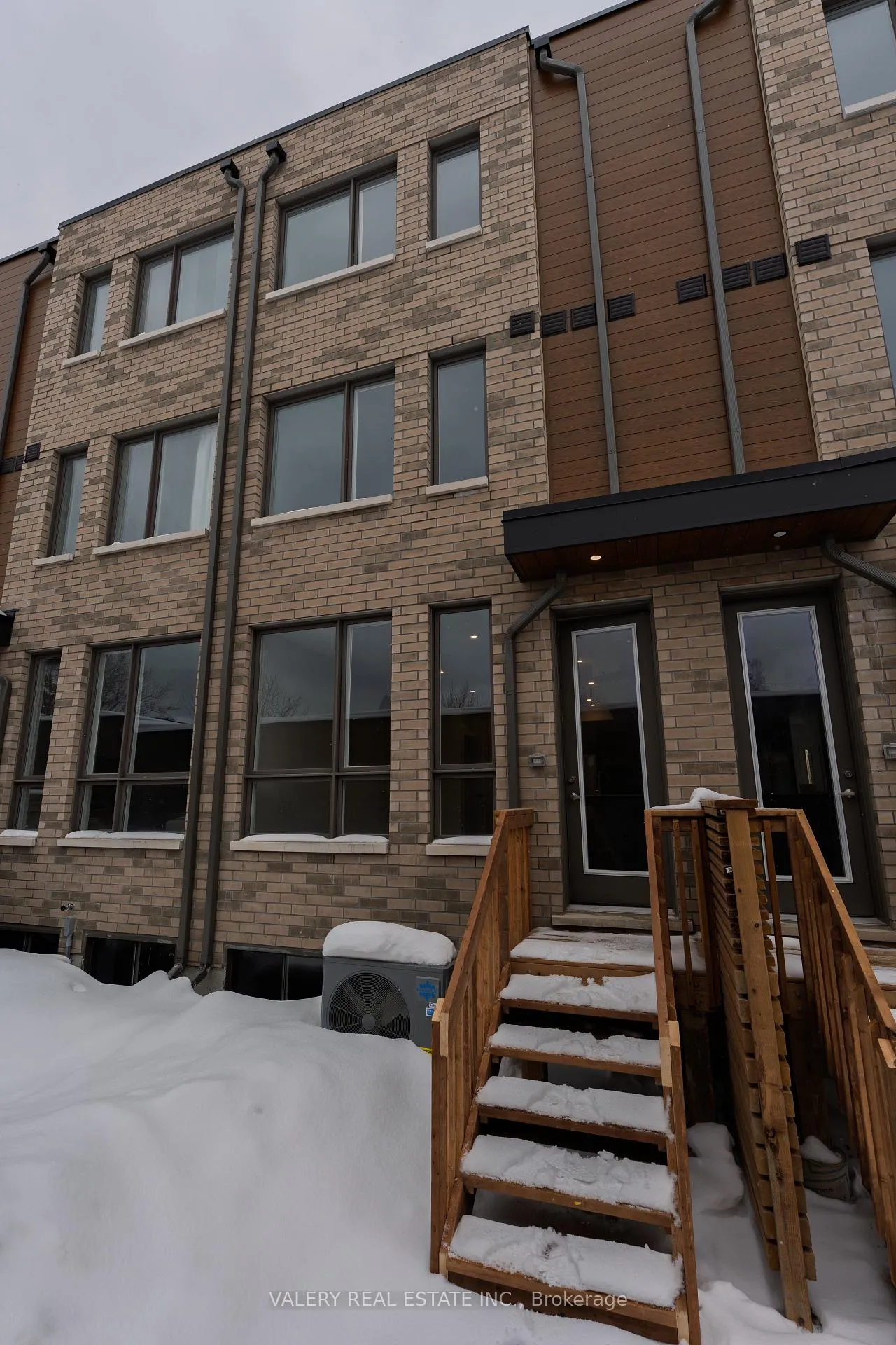 Photo 9 of 18 Grn Grdns Boulevard, Toronto, Englemount-Lawrence — HOMEH