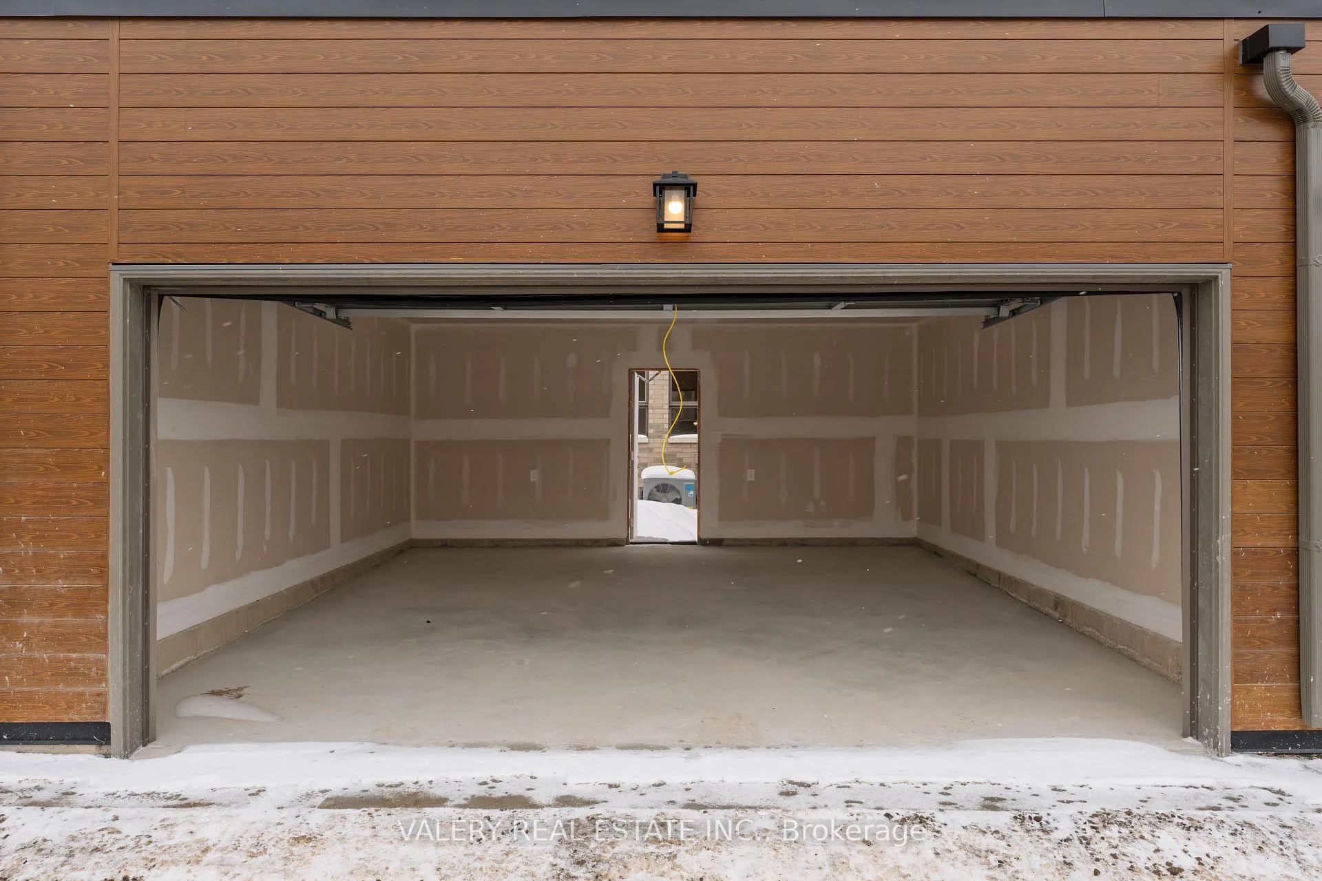 Photo 10 of 18 Grn Grdns Boulevard, Toronto, Englemount-Lawrence — HOMEH