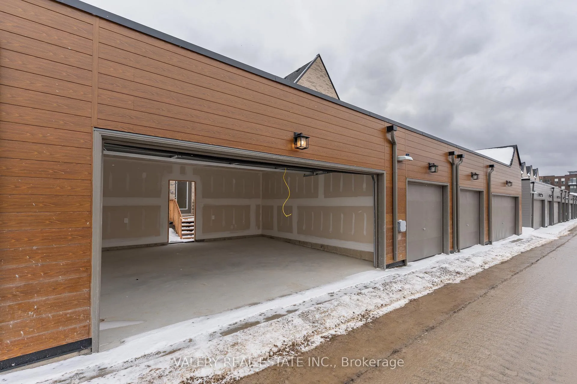 Photo 11 of 18 Grn Grdns Boulevard, Toronto, Englemount-Lawrence — HOMEH