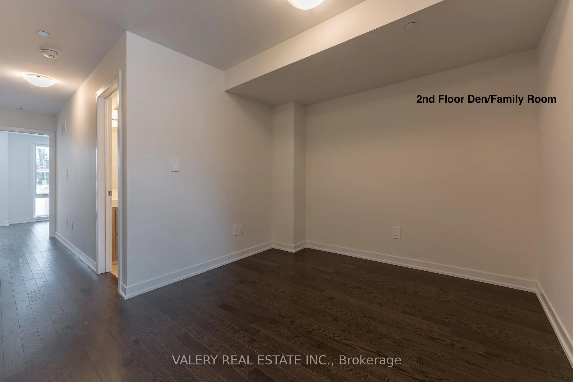 Photo 15 of 18 Grn Grdns Boulevard, Toronto, Englemount-Lawrence — HOMEH