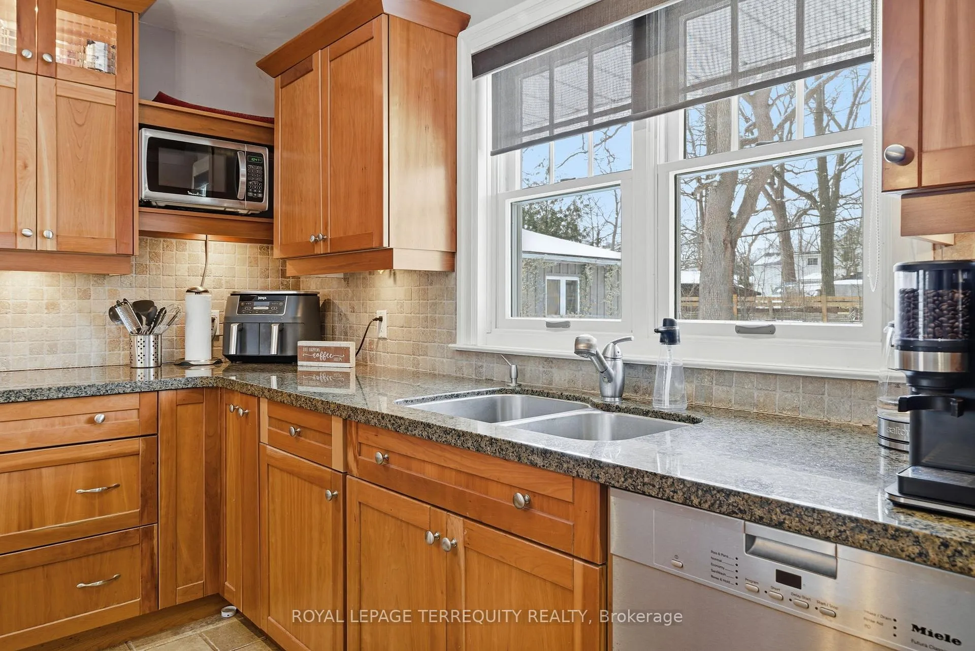 Photo 16 of 116 Centre Street N, Whitby, Downtown Whitby — HOMEH