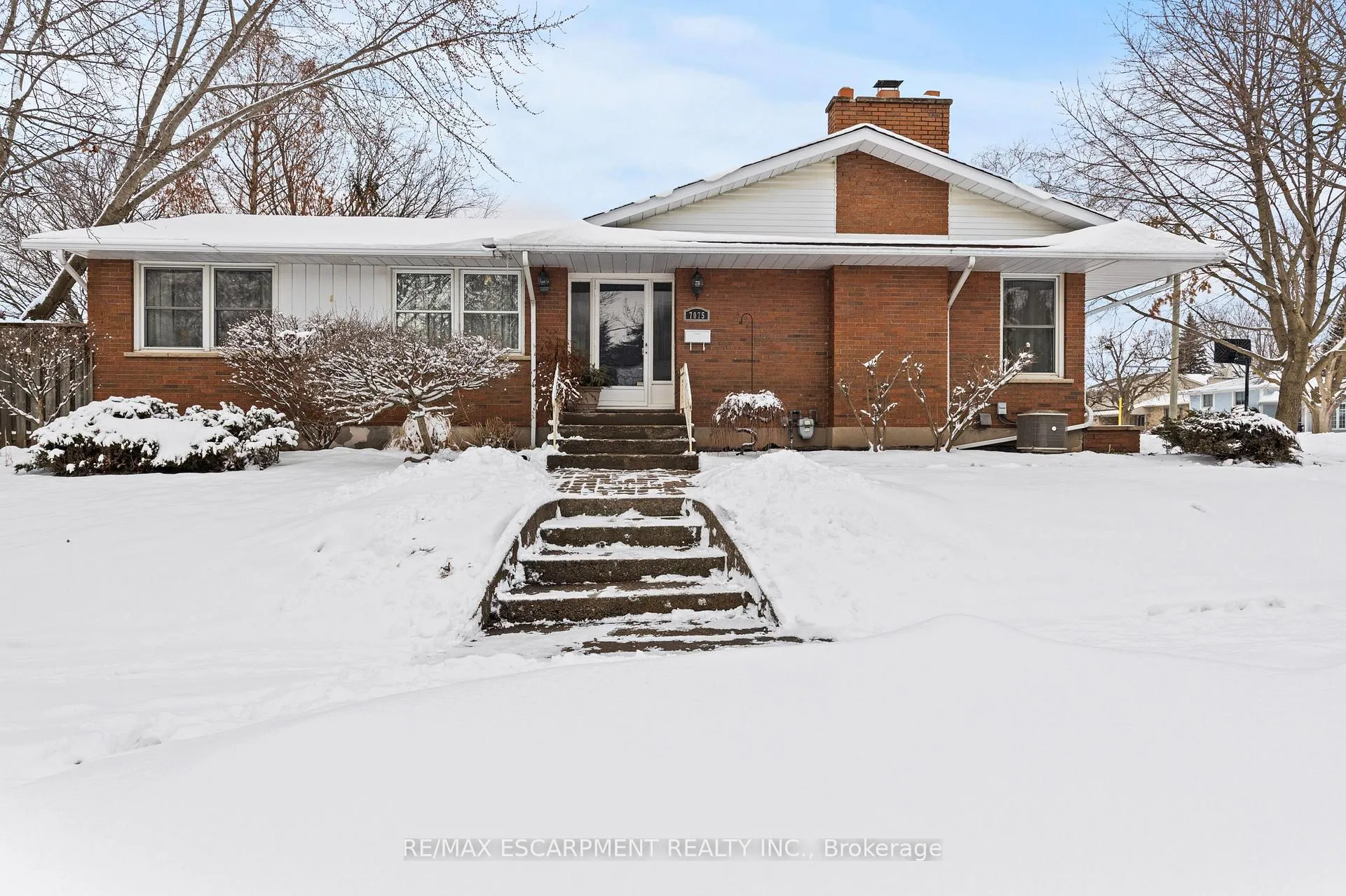 Photo 5 of 7075 Waterloo Drive, Niagara Falls, Casey — HOMEH