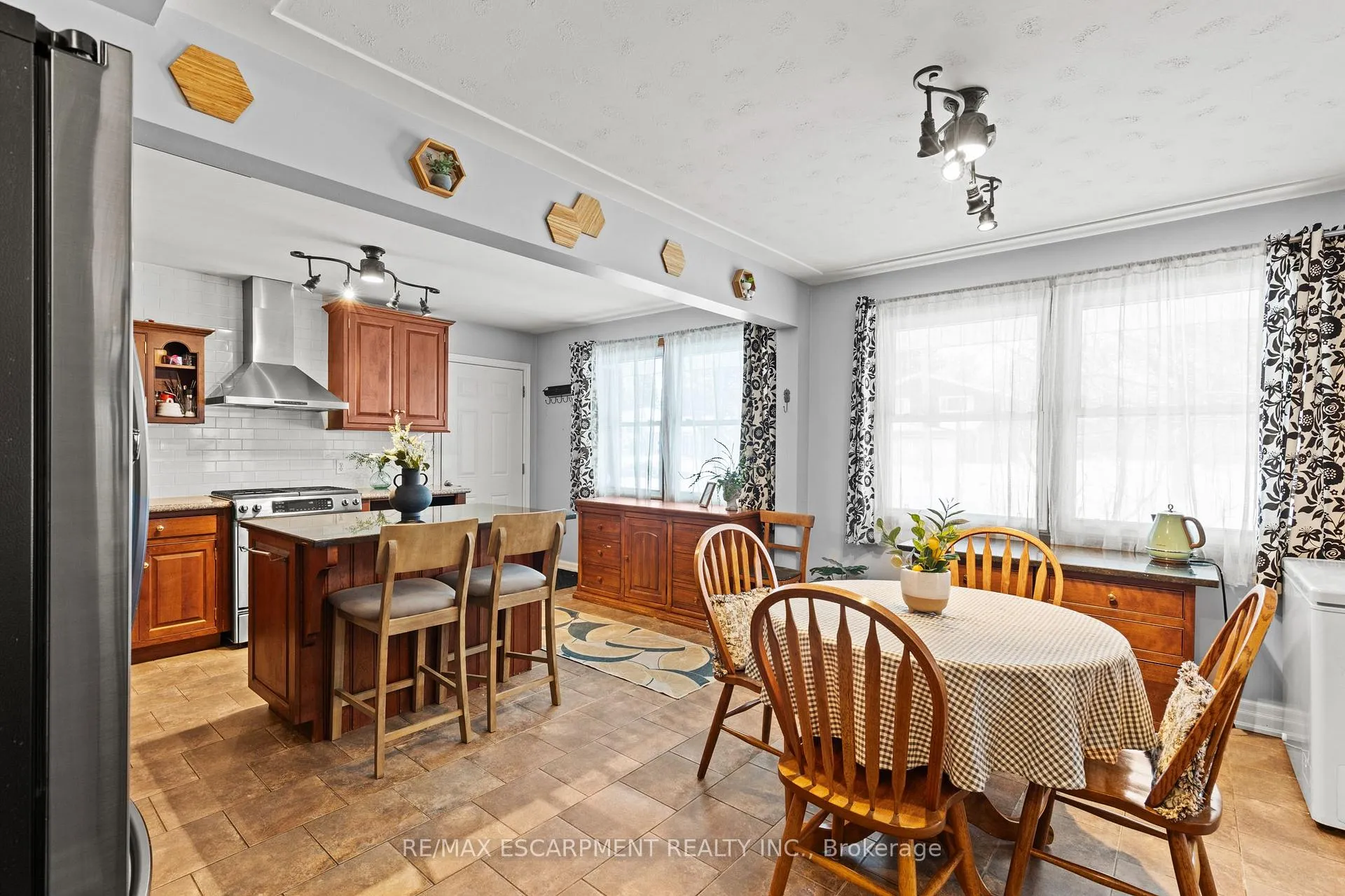 Photo 13 of 7075 Waterloo Drive, Niagara Falls, Casey — HOMEH