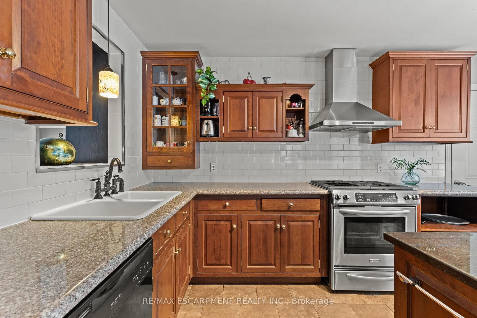 Photo 15 of 7075 Waterloo Drive, Niagara Falls, Casey — HOMEH