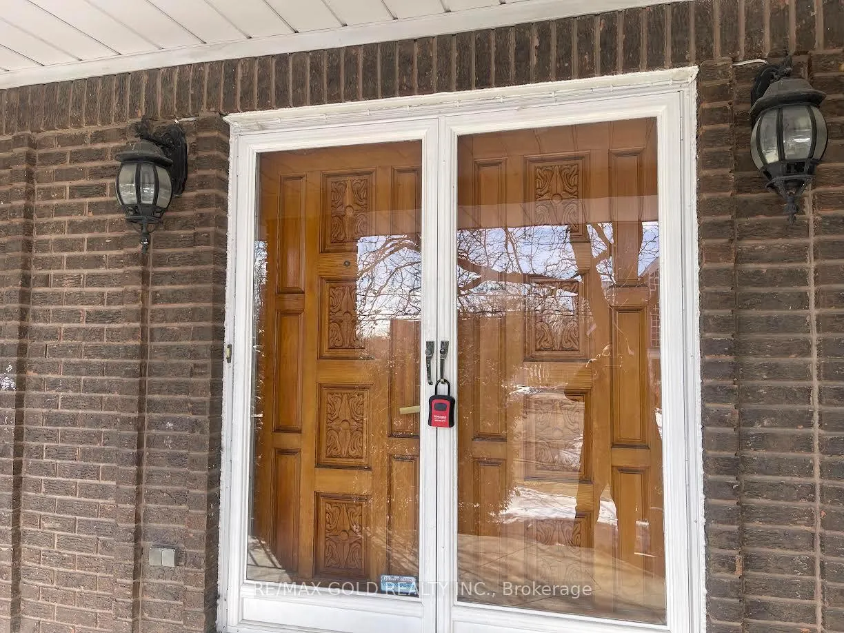 Photo 2 of 12 Kingsview Boulevard, Etobicoke, Kingsview Village-The Westway — HOMEH