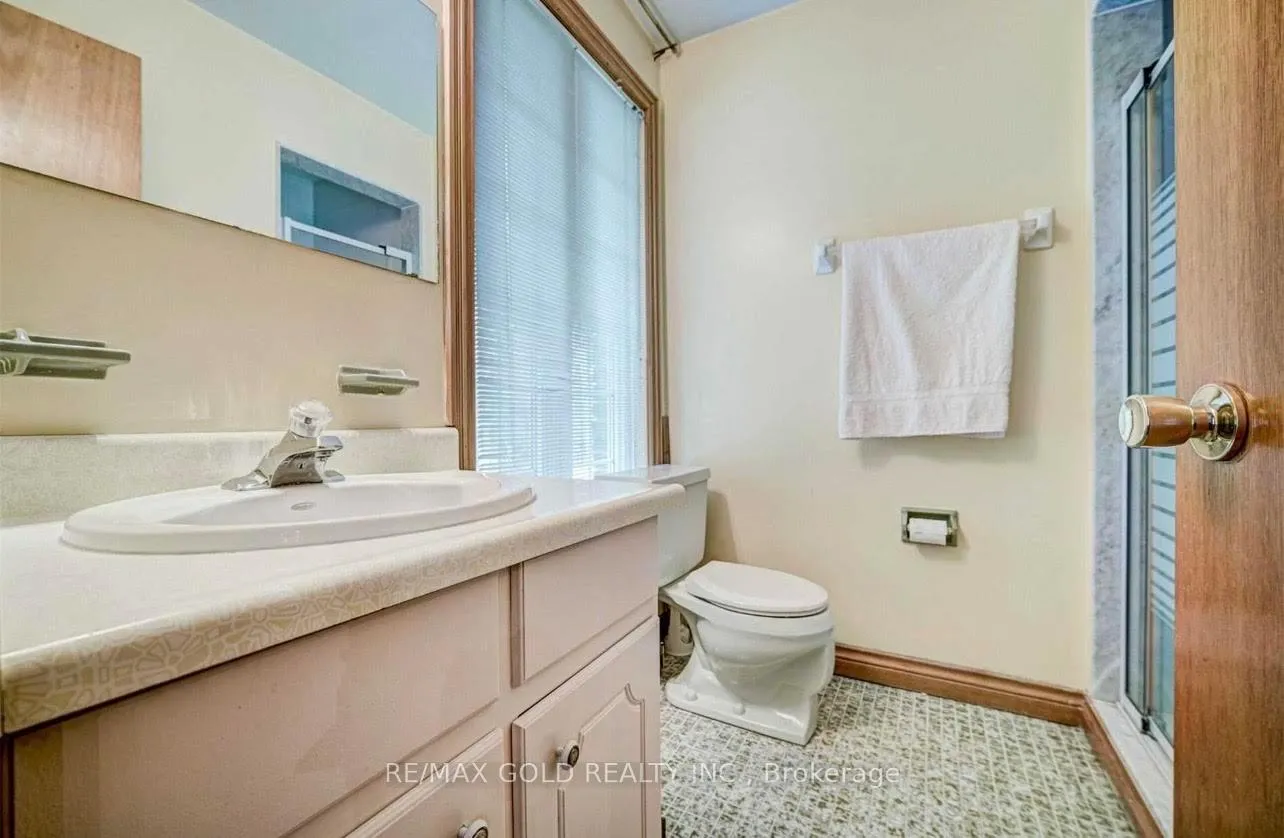 Photo 5 of 12 Kingsview Boulevard, Etobicoke, Kingsview Village-The Westway — HOMEH