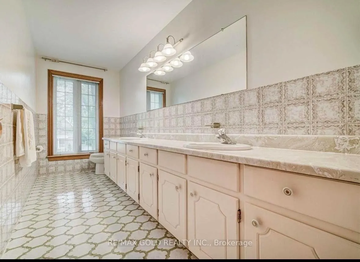 Photo 6 of 12 Kingsview Boulevard, Etobicoke, Kingsview Village-The Westway — HOMEH