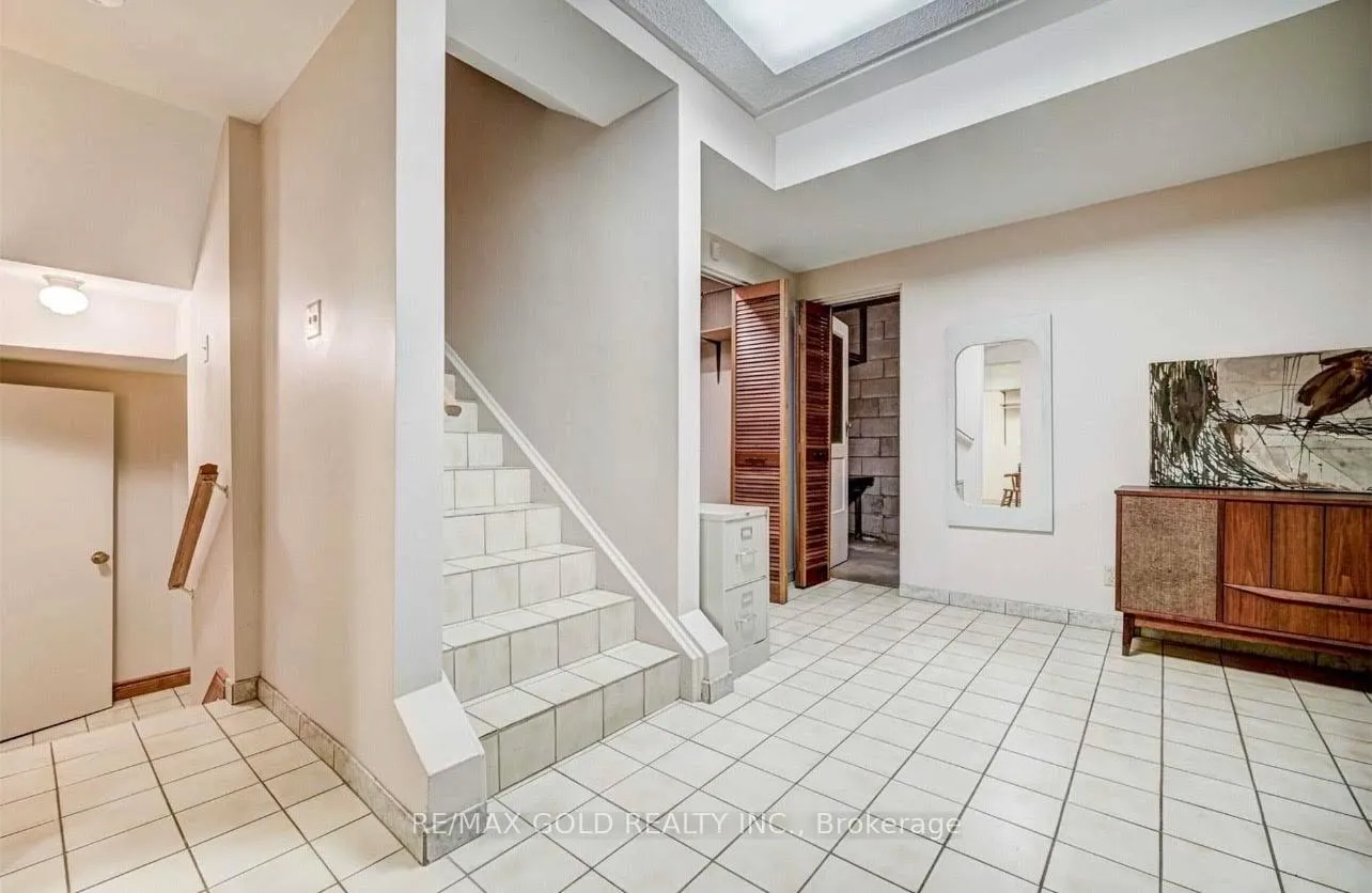 Photo 7 of 12 Kingsview Boulevard, Etobicoke, Kingsview Village-The Westway — HOMEH