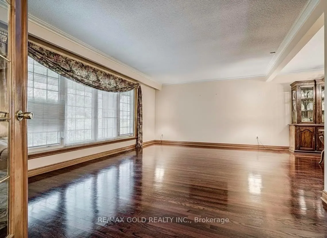 Photo 9 of 12 Kingsview Boulevard, Etobicoke, Kingsview Village-The Westway — HOMEH