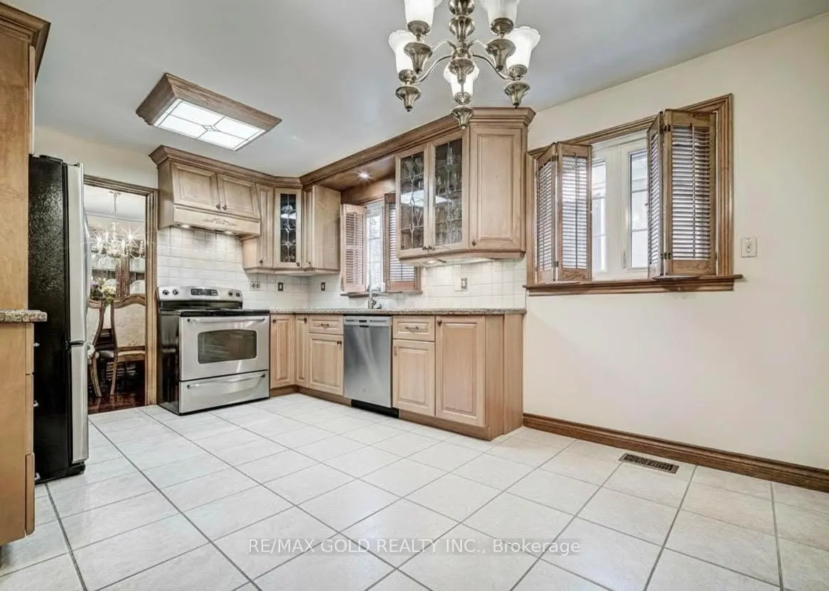 Photo 10 of 12 Kingsview Boulevard, Etobicoke, Kingsview Village-The Westway — HOMEH
