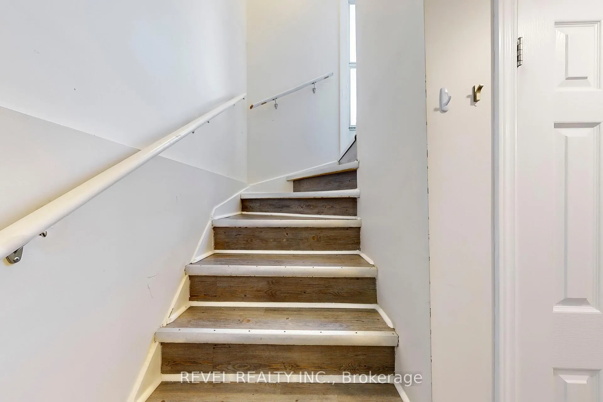 Photo 3 of 213 Rosedale Drive, Whitby, Downtown Whitby — HOMEH