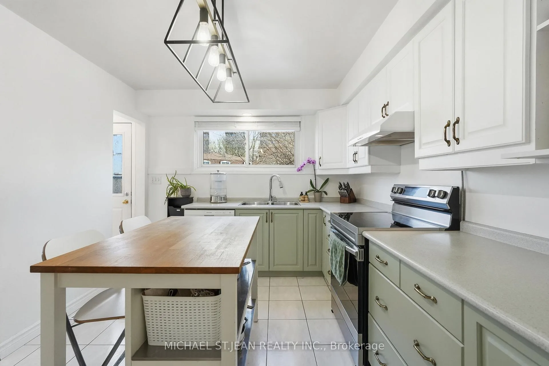 Photo 11 of 130 Riverdale Drive, Hamilton, Riverdale — HOMEH