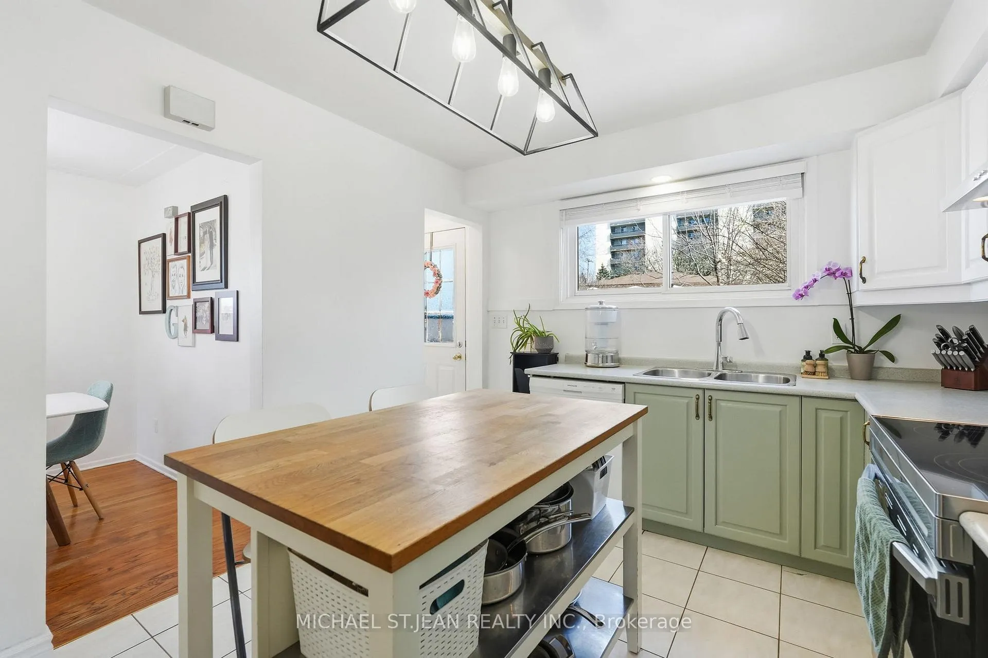 Photo 12 of 130 Riverdale Drive, Hamilton, Riverdale — HOMEH