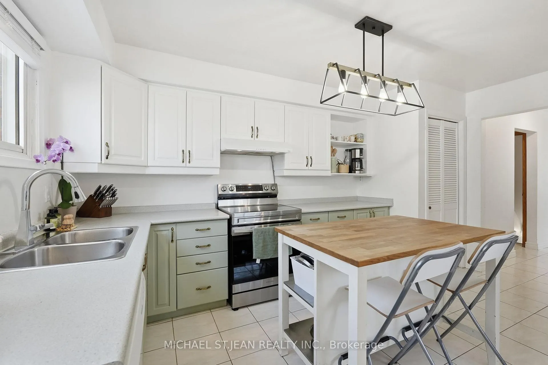 Photo 13 of 130 Riverdale Drive, Hamilton, Riverdale — HOMEH