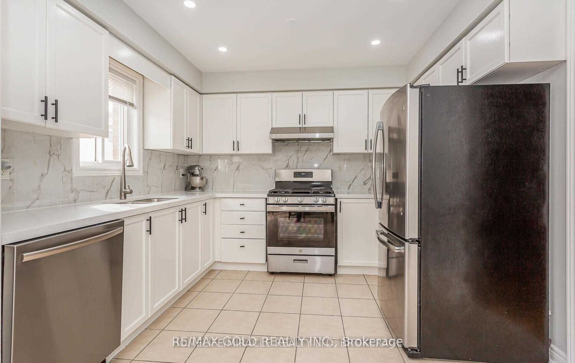 Photo 6 of 32 Earl Grey Crescent, Brampton, Fletcher's Meadow — HOMEH