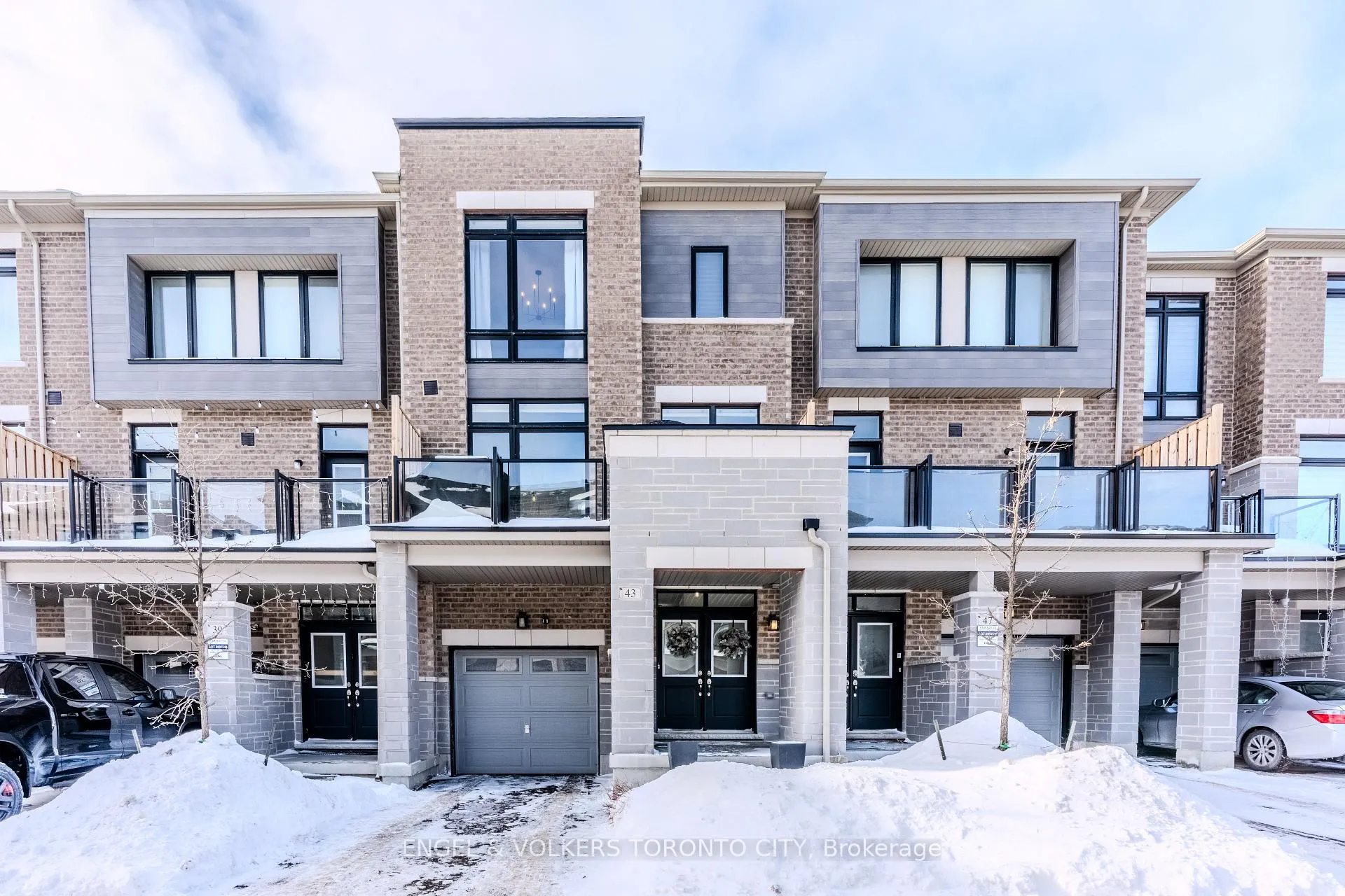 Front of 43 Holyrood Crescent