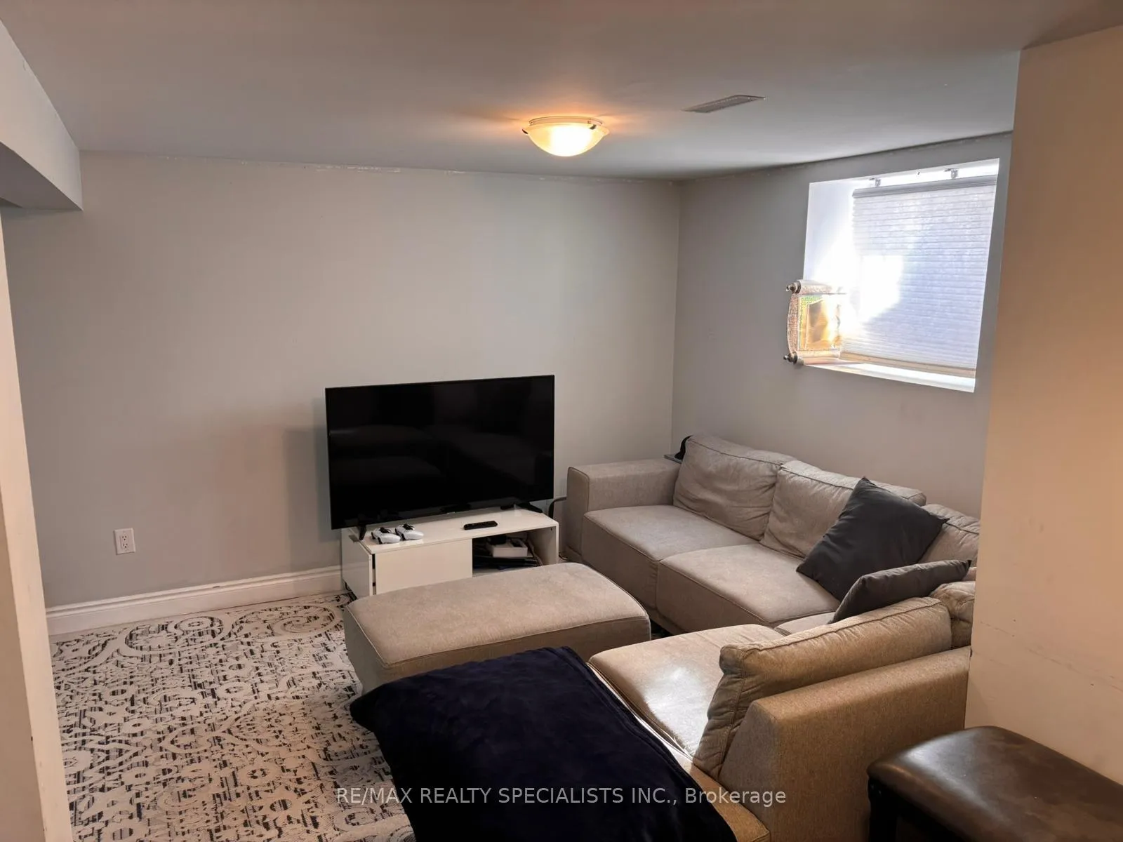 Photo 4 of Unit (LOWER), 16 Mandarin Crescent, Brampton, Central Park — HOMEH