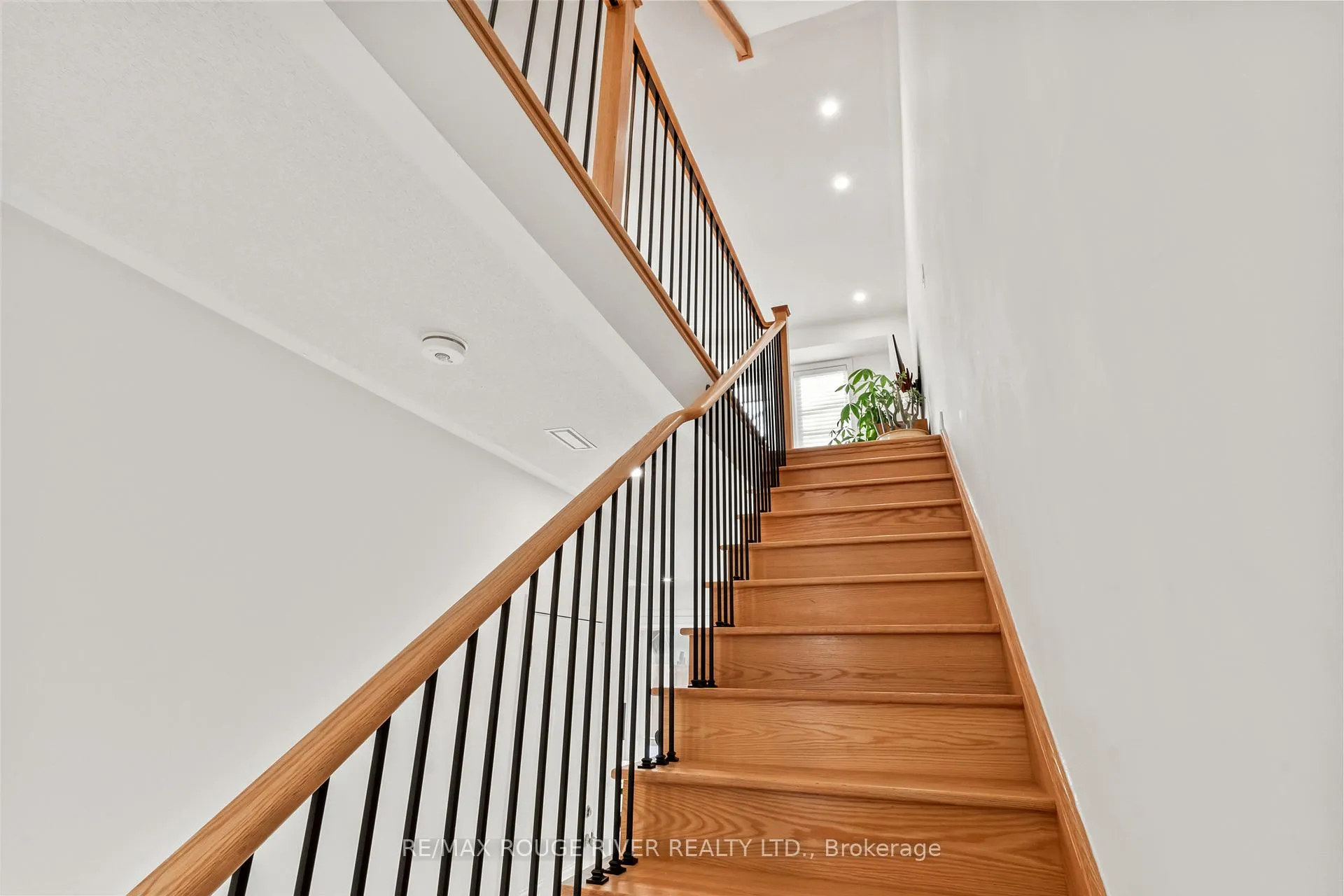 Photo 8 of 22 Waterside Way, Whitby, Port Whitby — HOMEH