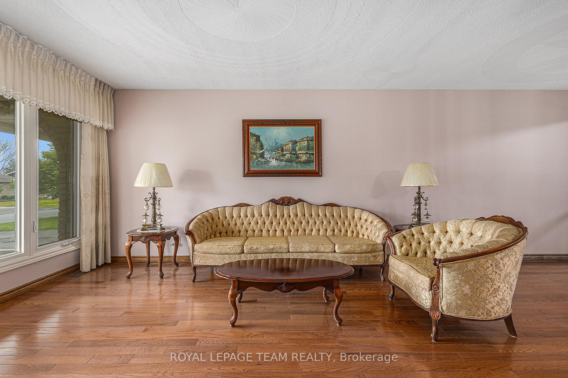Photo 3 of 53 Viewmount Drive, Ottawa, Meadowlands/Crestview — HOMEH